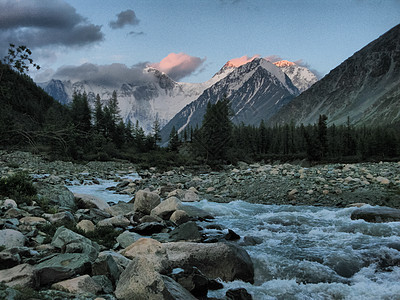 山区地貌 森林和阿尔泰的蓄水层晴天旅行远足水库喷泉风景反射湖区旅游山峰图片