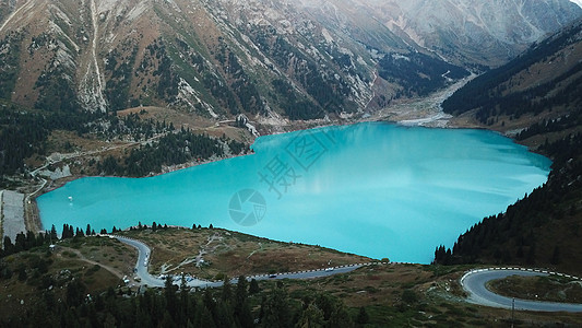 大阿拉木图湖在山上 绿山森林树木山脉力量蓝色旅游季节花朵岩石国家图片