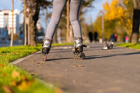 一个运动女孩在秋天的公园里滚滚滚滚滚活动城市速度闲暇青少年女士女性街道行动锻炼图片