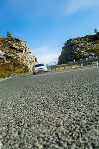 通往山区的阿斯法特公路 阿尔泰山道路线公路地平线旅游国家场地旅行蓝色运输高山图片