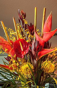热带花束的热带花束 包括 黄色石藻白精蕾丝叶枕形葫芦碧海植物安排楔形兰花图片
