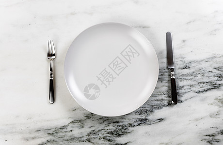 用干净的餐盘和用具准备的晚餐桌背景图片