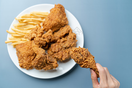 手握鼓棍 薯条煎鸡肉炸鸡快餐盘子胸部小吃翅膀午餐食物营养鸡腿面包屑图片