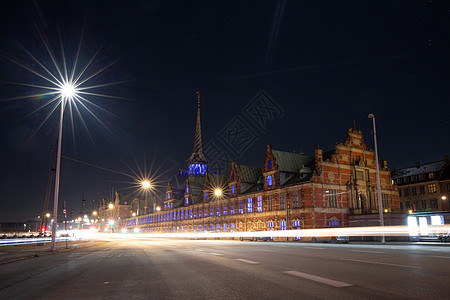 哥本哈根证券交易所大楼在晚上前建造节日历史性观光首都交换运河房子城市吸引力市场图片