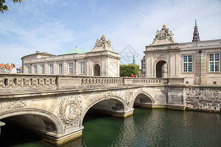 丹麦哥本哈根的大理石桥建筑物旅游运输首都城市历史性渠道旅行景观观光图片