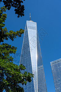 纽约一个世界贸易中心设在纽约市晴天天空旅游旅行天际玻璃地标低角度吸引力游客图片