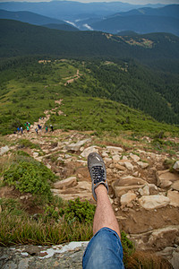 人们从一个巨大的绿色山脉下下来 登山远足农村旅游环境草地活力多云晴天滚动地平线太阳图片