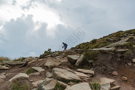 人们从一个巨大的绿色山脉下下来 登山远足滚动活力晴天地平线太阳多云草地农村旅游环境图片