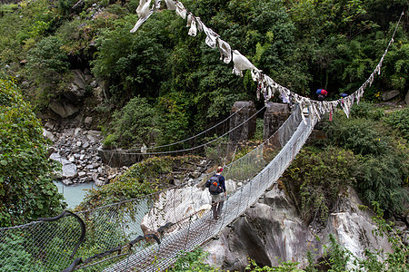 Annapurna地区吊桥冒险绳索旅游游客溪流远足者工程旅行人行道远足图片