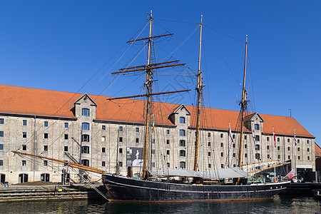 停泊在丹麦哥本哈根海峡的大型帆船图片