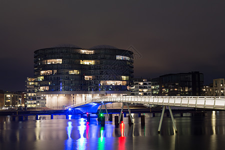 现代骑自行车桥和双子座夜间在哥本哈根居住景观建造公寓住宅首都中心城市摄影地标港口图片