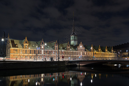 哥本哈根证券交易所大楼在晚上前建造运河建筑学旅游城堡旅行尖塔建筑历史性首都反射图片