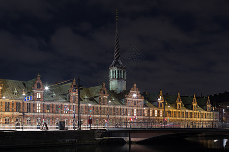 哥本哈根证券交易所大楼在晚上前建造旅游反射旅行建筑学城市运河城堡地标库存港口图片