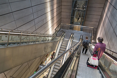 哥本哈根地铁站 人们使用扶梯图片