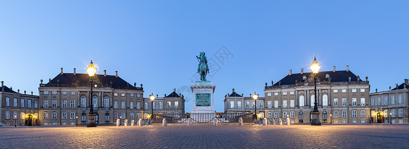夜间在哥本哈根的Amalienborg宫纪念碑住宅旅游夜景正方形雕像女王传统皇家城堡图片