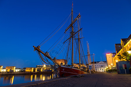 晚上在哥本哈根港的大型游艇图片