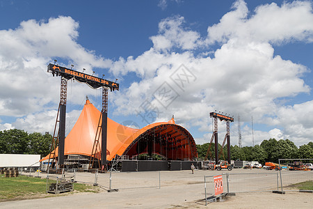 2016年罗斯基尔德节     橙色阶段正在建造庆典节日音乐会橙子舞蹈社论文化横幅派对娱乐图片