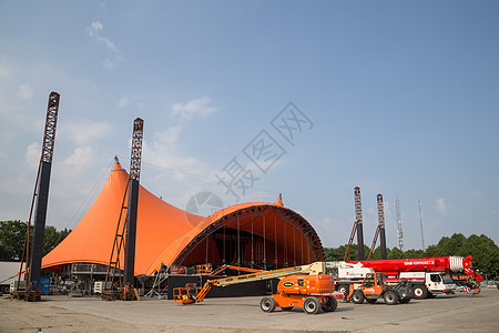 2016年罗斯基尔德节     橙色阶段正在建造帐篷音乐会娱乐展示起重机舞蹈岩石庆典橙子节日图片