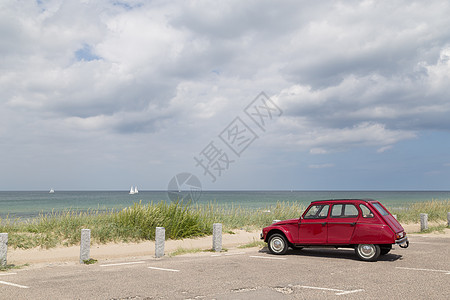 丹麦提斯维尔德海滩的Citroen 2cv Dyane站立图片