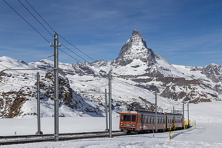 高纳格拉特火车在马德霍恩前面高度晴天蓝色岩石旅行滑雪游客运输天空高山图片