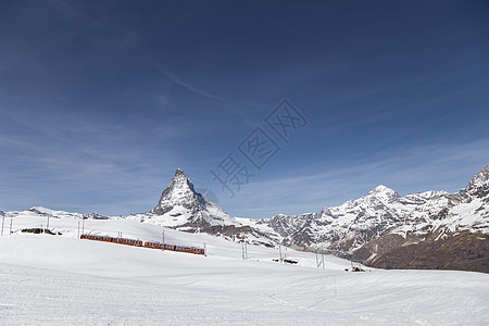红列车在瑞士Mathorhon前面图片