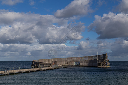 丹麦哥本哈根卡斯特鲁普海浴太阳娱乐蓝天澡堂游泳建筑学蓝色木头海岸天空图片