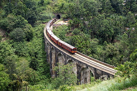 桥 手绘在斯里兰卡德莫达拉的九大拱桥培训旅行穿越红色运输铁路火车旅游观光建筑学游客背景