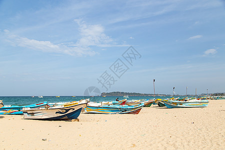 在斯里兰卡Trincomalee海滩的渔船异国旅行蓝色支撑工作旅游晴天天空热带海岸线图片
