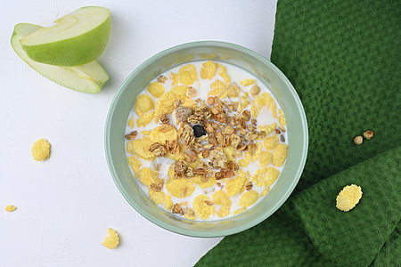玉米片麦片和牛奶在泥土碗里 早饭营养桌子维生素饮食勺子小吃活力奶制品谷物玉米图片