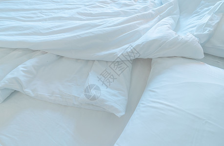 现代卧室的白色舒适床和软枕头 白麻布图片