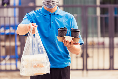 身戴面罩的送货员做杂货 提供大米食品b咖啡运输船运工人商业杂货店服务命令男人塑料图片