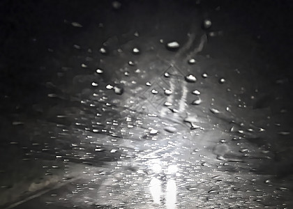 汽车挡风玻璃上的水滴子图片