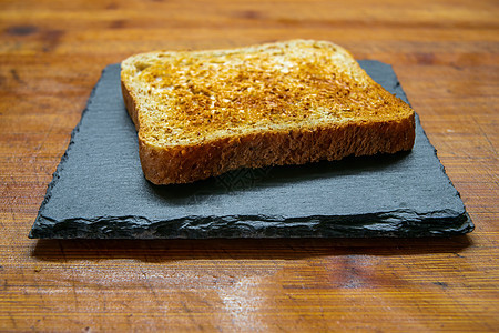 一份美味的新鲜面包和早餐用的草药奶油晚餐谷物粮食时间羊角午餐营养熏肉桌子食物图片
