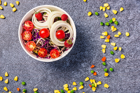 沙拉碗加西红柿新鲜混合叶子 菜盘蔬菜午餐树叶美食食物营养盘子菠菜洋葱饮食桌子图片