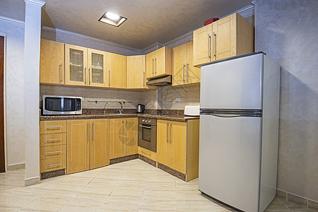 在豪华公寓的现代厨房大理石橱柜龙头器具地面工作台台面冰箱奢华柜台图片