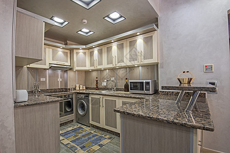 在豪华公寓的现代厨房架子早餐地面橱柜台面装饰大理石房间洗衣机奢华图片