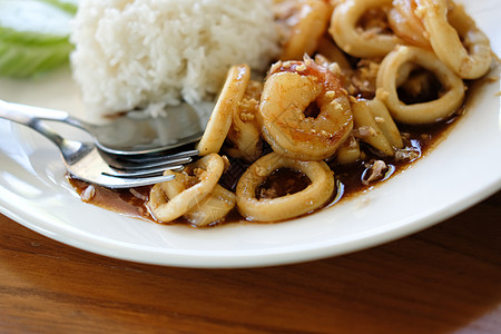 虾鱿鱼用大蒜和大米炒海鲜乌贼油炸盘子餐厅美食对虾章鱼食物图片