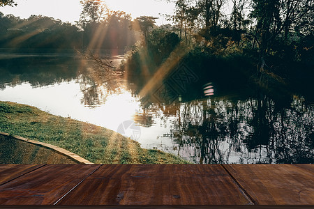 公园湖塘的阳光明亮太阳场景风景日出森林环境池塘日落图片