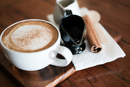 热拿铁 卡布奇诺摩卡咖啡杯子奶油桌子肉桂牛奶咖啡店饮料食物拿铁图片