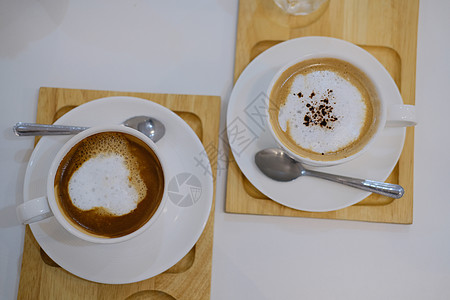 热辣卡布奇诺莫查咖啡拿铁 饮料咖啡食物牛奶奶油桌子杯子拿铁咖啡店图片