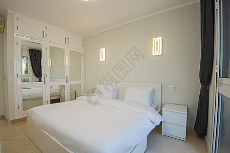 室内双卧房设计内部设计桌子装饰枕头双人床壁灯瓷砖反射床头板住宅风格图片