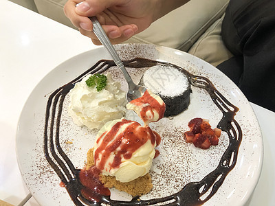 巧克力熔岩蛋糕和香草冰淇淋软糖美食餐厅馅饼奶油盘子甜点糕点咖啡店蛋糕图片