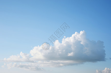 蓝色天空背景和云浪空气阳光多云风暴气候气氛季节天堂场景白色图片