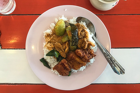 泰国咖喱大米最佳景色用餐庆典勺子食物白色废料自助餐餐厅咖啡店午餐图片