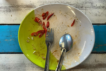 吃完饭后 盘子放在桌子上蔬菜庆典刀具咖啡店自助餐餐厅废料食物消费用餐图片