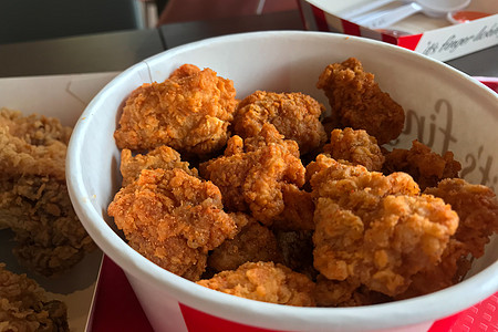 炸鸡肉煎蛋饼准备吃饮食香菜食物盘子薯条午餐爆米花市场小吃烧烤图片