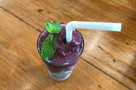一杯蓝莓凉水和薄荷乡村早餐饮料奶油甜点牛奶紫色饮食水果节食背景图片