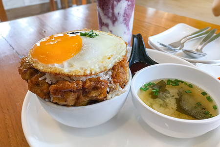 金子炒饭 炸鸡蛋和猪肉 韩国菜的风格餐厅盘子胡椒食物美食辣椒烹饪蔬菜午餐图片