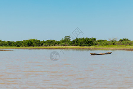 木船停在河上 干旱时有水晴天太阳海岸海滩旅行热带蓝色阳光海浪天空图片