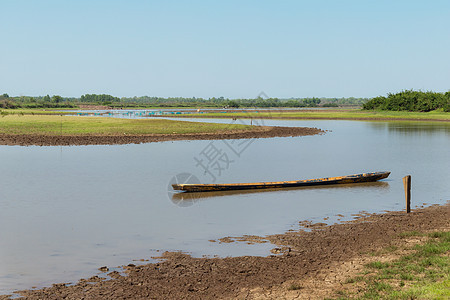 木船停在河上 干旱时有水钓鱼热带蓝色旅行海岸晴天太阳海滩阳光木头图片